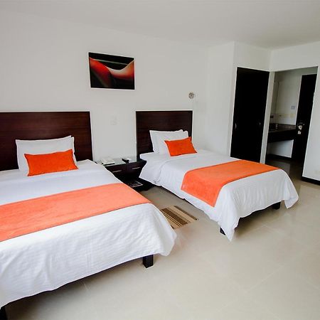Hotel Pinares Plaza Pereira Extérieur photo