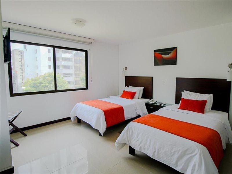 Hotel Pinares Plaza Pereira Extérieur photo