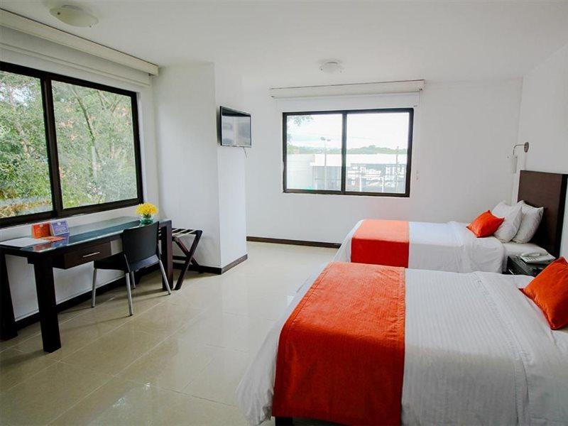 Hotel Pinares Plaza Pereira Extérieur photo