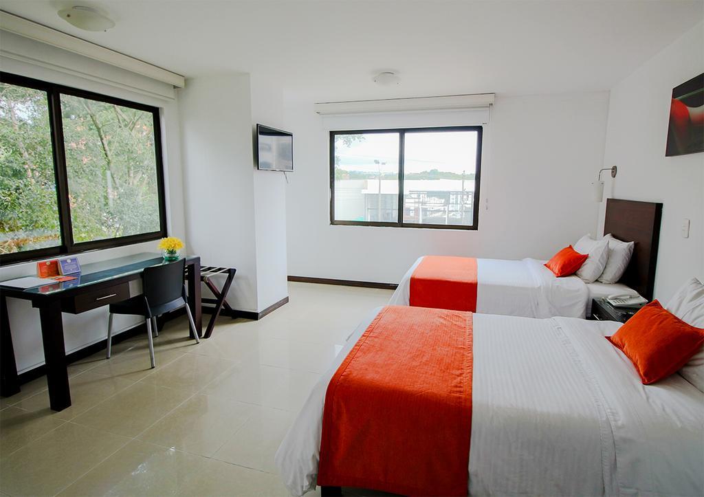 Hotel Pinares Plaza Pereira Extérieur photo