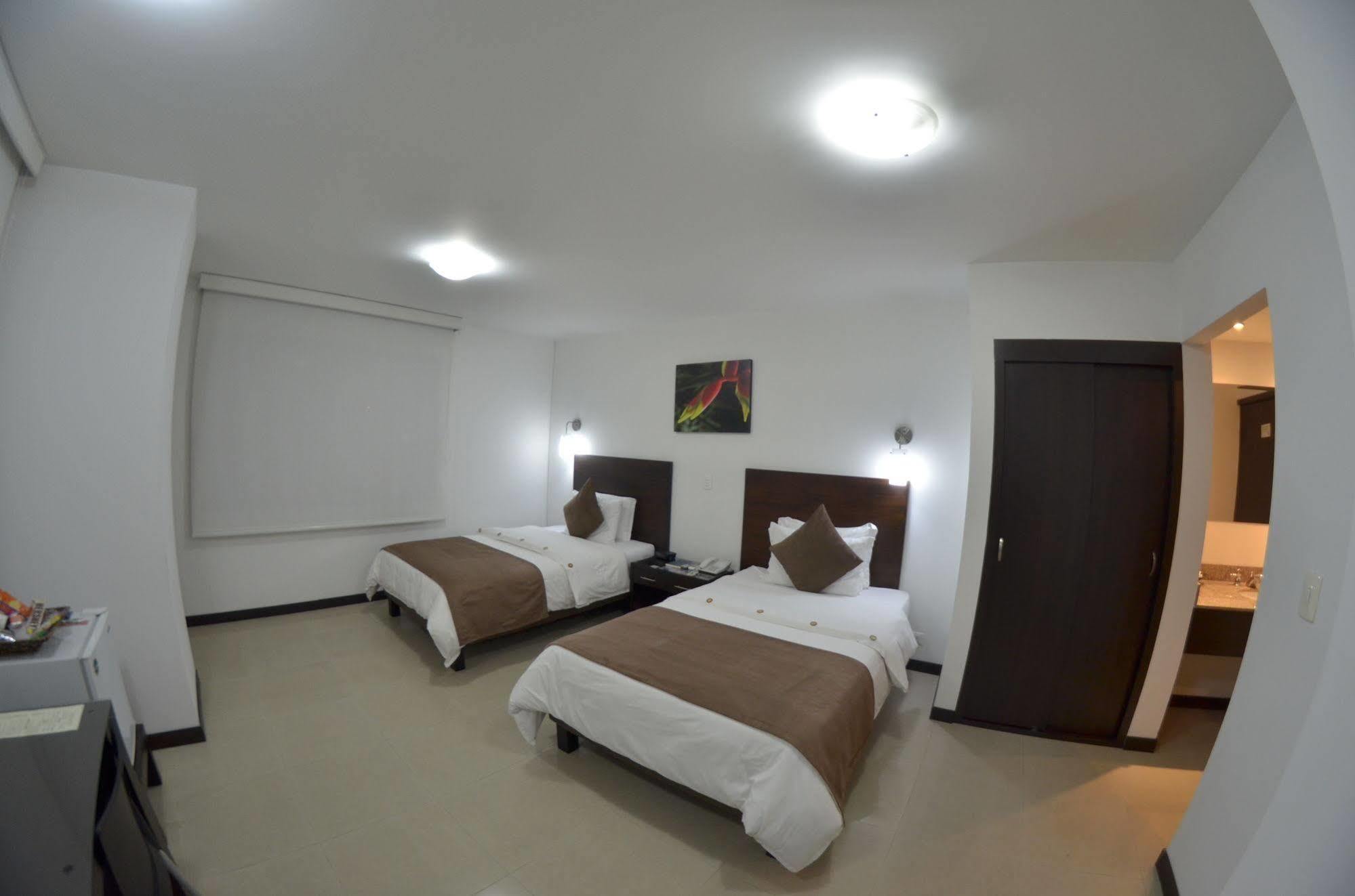Hotel Pinares Plaza Pereira Extérieur photo