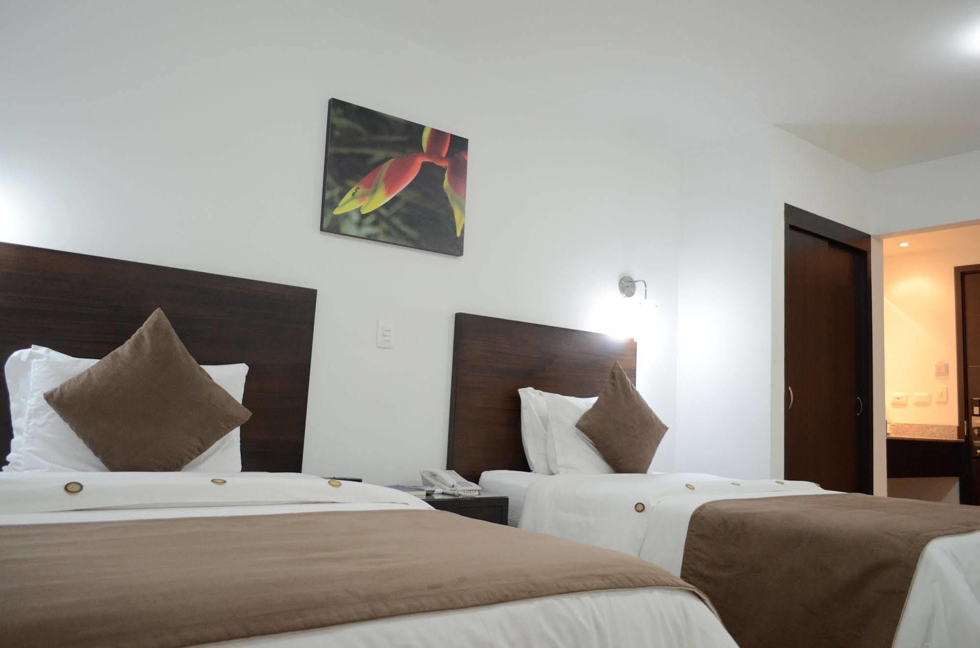 Hotel Pinares Plaza Pereira Extérieur photo