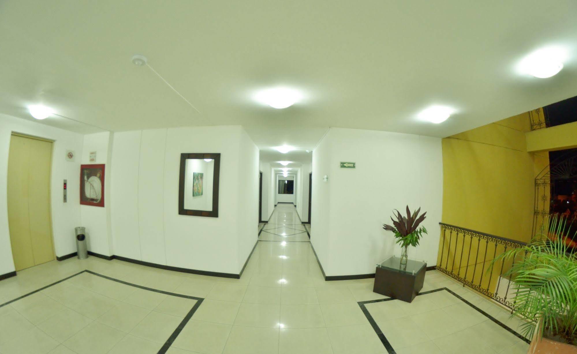Hotel Pinares Plaza Pereira Extérieur photo